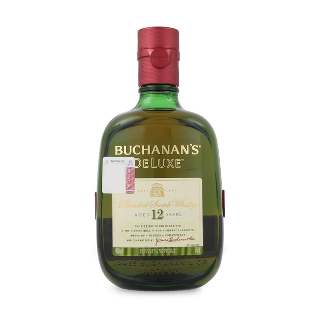 whisky buchanan's deluxe 12 años blended scotch 750ml botella frontal ovalada de vidrio verde con etiqueta crema que destaca '12 years' y tapa roja; color ámbar visible del líquido sobre fondo blanco; apto para servir on the rocks o con soda y como acompañamiento de platillos con cítricos.