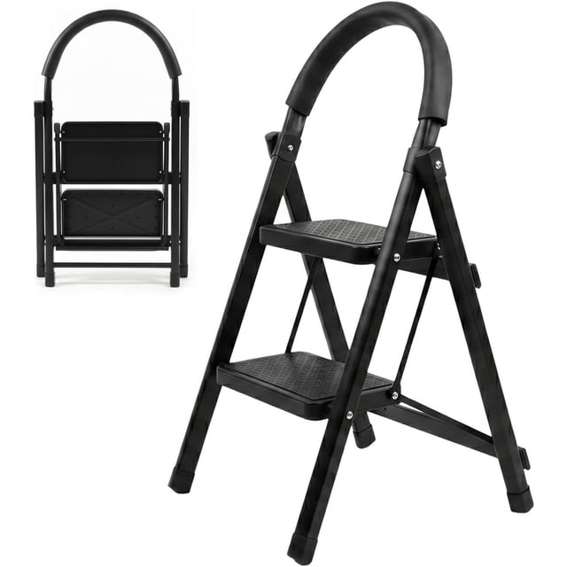 escalera de tijera escalera tubular escalera plegable hecha de acero inoxidable escalones y patas antideslizantes altura (2 escalones negro) Escalera plegable de 2 peldaños en negro, vista 3/4 frontal con arco de agarre; estructura tubular de aluminio, peldaños con superficie antideslizante y soportes transversales, patas con topes de goma y bisagras plegables; detalle en miniatura muestra la escalera cerrada para almacenamiento. Suele usarse también como apoyo estable para limpieza o decoración en interiores.