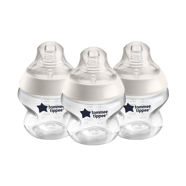 botella para bebé tommee tippee closer to nature biberones transparentes anticólicos modelo 52243725, vista frontal de tres biberones con cuerpo curvado y tetina con forma de pecho, anillo blanco, válvula anticólicos visible y logotipo Tommee Tippee en azul oscuro sobre fondo blanco; diseño recomendado por mamás y aceptado por la mayoría de bebés, también suele usarse para guardar accesorios pequeños durante viajes.