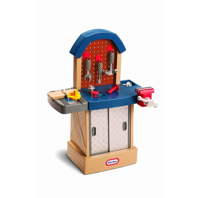 workshop little tikes tough beige con martillo, llave y sierra Beige: banco de trabajo infantil con respaldo curvo azul y tablero perforado, superficie superior azul con tornillo de banco rojo a la derecha y estante gris a la izquierda; clavijas rojas sostienen martillo, llave inglesa y sierra plásticas; incluye clavos de juego y puerta corredera inferior plateada para almacenamiento, base beige con efecto madera y logotipo Little Tikes; ayuda a desarrollar coordinación mano-ojo y a menudo se usa para juego de rol simbólico.
