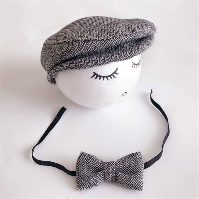 txlixc sombreros de algodon de color solido con sombreros de corbata txlixc moda gorro de lazo de algodón gris para bebé 0–1 meses; boina de mezcla de algodón con patrón espiga sólido sobre maniquí, lazo gris separado con cinta negra ajustable, textura suave visible, ideal para sesiones fotográficas y ocasiones especiales.