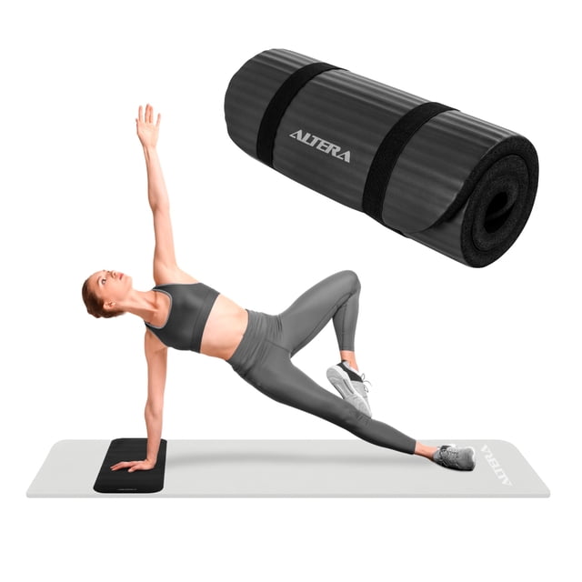 tapete apoyo de rodillas altera yoga mat soporte pilates gym Cojín negro enrollado con logo Altera y correa y una mujer en postura lateral usando el cojín sobre una esterilla; espuma 15 mm, tamaño compacto 62 x 27 cm, superficie antideslizante e impermeable, portátil para yoga, pilates y estiramientos, también adecuado como apoyo para ejercicios de equilibrio.