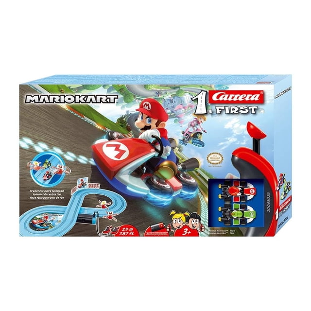 carrera first nintendo mario kart Caja frontal con ilustración de Mario en kart rojo sobre pista azul; incluye 2 mini coches y control ergonómico rojo visible, fácil de montar y portátil, requiere pilas tipo C, apto para niños 3+. Su tamaño lo hace adecuado para llevar como set de viaje o guardarlo para desplazamientos cortos.