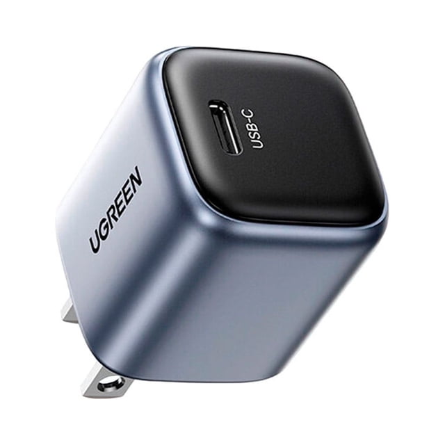 cargador tipo c de 20w ugreen 90902 carga rápida gris. Vista 3/4 frontal de adaptador GaN mini con puerto USB‑C en la cara superior y clavijas plegables, cuerpo metálico gris con logo UGREEN; tamaño compacto ideal para viajes, compatible con iPhone, Samsung Galaxy, tablets y AirPods, y con protección multi sistema. A menudo usado para llevar cargadores rápidos en estuches de viaje.