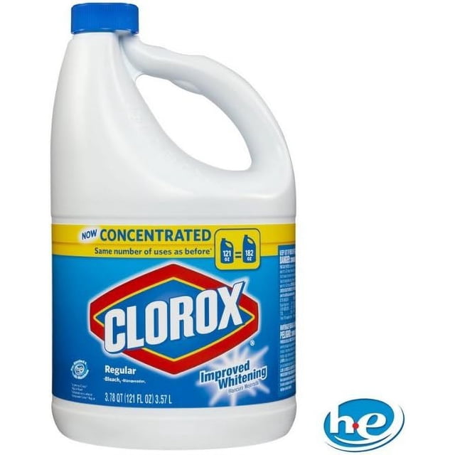 clorox líquido concentrado de blanqueador regular botella de 3.78 L, vista frontal centrada de envase blanco con asa y tapa azul; etiqueta azul y amarilla con logotipo Clorox y texto que indica fórmula concentrada que blanquea, limpia y desinfecta; suele usarse también para aclarar ropa blanca en el proceso de lavado.