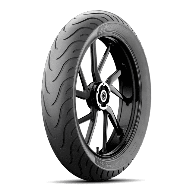 llanta de moto michelin 110/80-17 57s pilot street uso sin camara vista 3/4 frontal centrada de llanta Pilot Street 110/80-17 57S tubeless con dibujo de la banda de rodadura y ranuras curvas para evacuación de agua, flanco con texto Michelin y medida visible; diseñada para buen agarre en mojado, capacidad 230 kg y velocidad hasta 180 km/h.