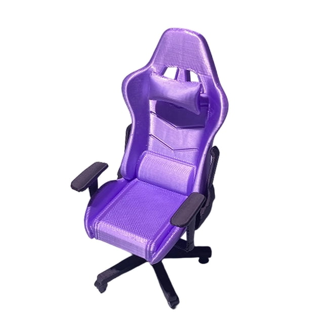 silla gamer de computadora a escala 1:12, estilo informal, para proyectos arquitectónicos y escenografía. violeta Vista frontal 3/4 de miniatura 1:12; silla gamer de respaldo alto con cojín cervical y reposabrazos, asiento con detalle acolchado y base de cinco radios en negro. Fabricada en PP, color violeta; medidas 5.5 × 4.2 × 9.8 cm. Ideal para maquetas arquitectónicas, casas de muñecas y dioramas; a menudo se usa también en escenas de jardín de hadas o modelismo de trenes.