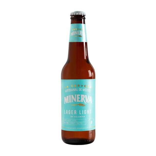cerveza minerva lager light 355 ml botella frontal, vidrio ámbar con etiqueta celeste que muestra la marca Minerva y texto "Lager Light 85 calorías", líquido amarillo brillante y cuerpo ligero, envase 355 ml sobre fondo blanco; se suele consumir fría.