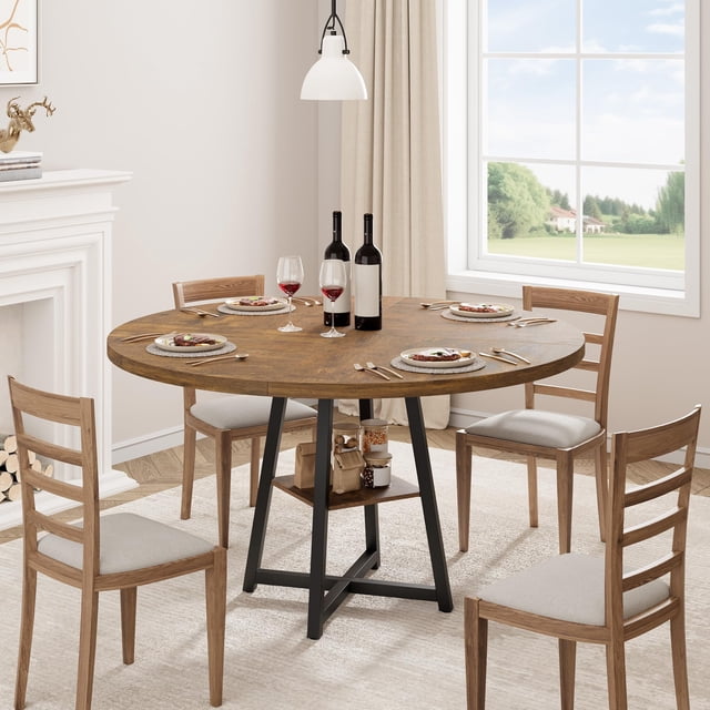 yeshouse mesa de comedor redonda de 47'' para 4 personas Marrón, vista frontal centrada de mesa de cocina rústica y moderna con superficie de madera texturizada de 47 pulgadas y patas de metal trapezoidales negras; diseño circular para espacios pequeños con asientos para cuatro y platos dispuestos, estante inferior abierto en el soporte central. Superficie resistente al agua; a menudo se usa también como mesa de trabajo compacta para tareas ocasionales.