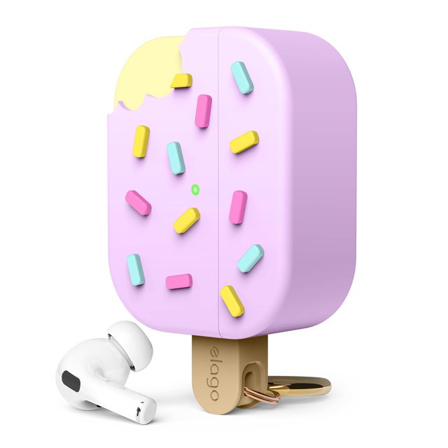 funda elago ice cream compatible con airpods pro 2 blueberry — Vista frontal centrada de funda en forma de paleta helada color blueberry con mordida en la esquina superior izquierda, silicona lisa, confites pastel en relieve, indicador de carga visible y cierre central; incluye mosquetón dorado con etiqueta elago y un AirPod Pro 2 blanco junto a la base; a menudo se usa para colgar el estuche en mochilas o bolsos y admite carga inalámbrica.