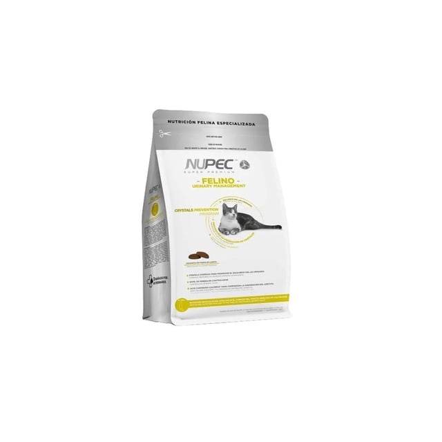croquetas para gato nupec felino urinary management gato 1.5 kg bolsa frontal de 1.5 kg con logotipo NUPEC, empaque blanco y gris con detalles en amarillo, fotografía de un gato sentado y gráfico de croquetas en el frente; el empaque indica fórmula para promover el equilibrio del pH urinario y concentrado de arándano.