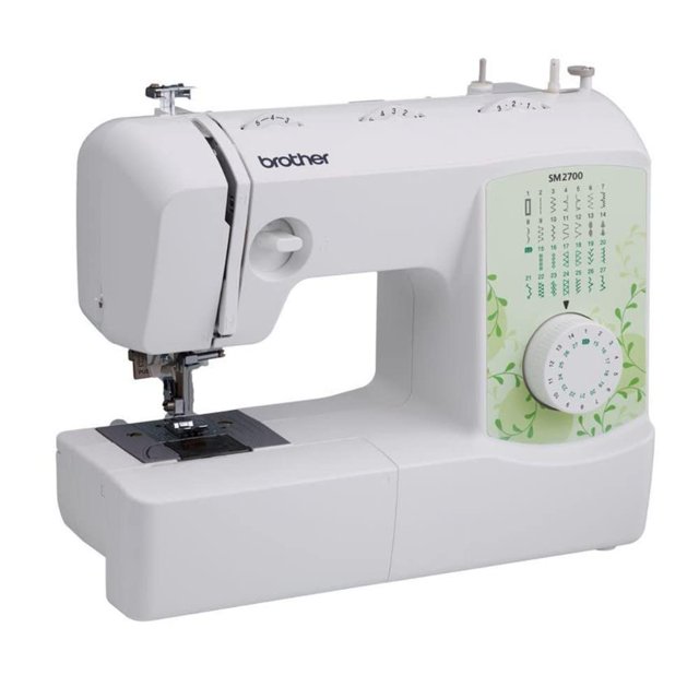 máquina de coser brother de 27 puntadas con 63 funciones de puntada, vista frontal 3/4 de máquina doméstica blanca con panel lateral verde claro y dial de selección de puntadas, ilustraciones de puntado visibles, área de trabajo con iluminación LED, prensatelas y sistema de enhebrado automático visibles; adecuada también para proyectos de costura doméstica y quilting ligero.
