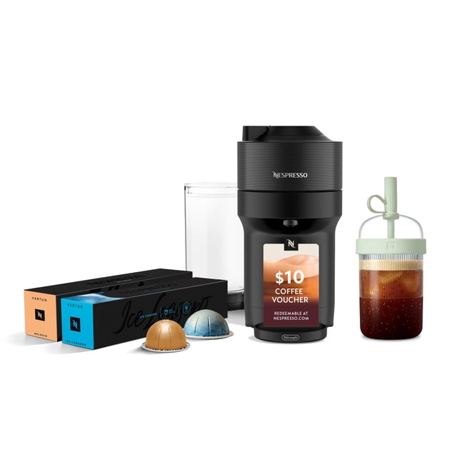 cafetera nespresso vertuo pop+ cold con vaso helado paquete con máquina Vertuo Pop+ negro regaliz, vaso Nomad para café helado con tapa y popote, depósito lateral extraíble de 25 fl oz (≈740 ml), cápsulas Vertuo de muestra y bandeja de goteo ajustable; vista frontal centrada, diseño compacto y operación de un solo toque, adecuada para preparar cafés calientes o en frío.