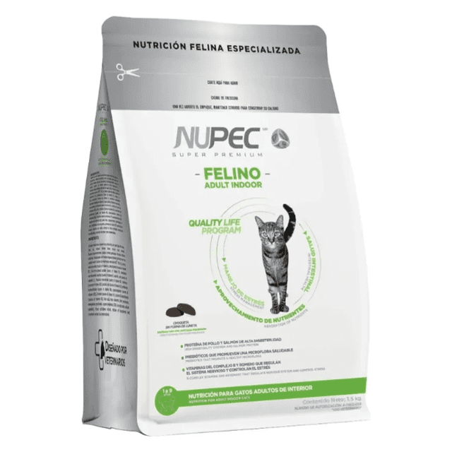 croquetas nupec felino adult indoor 5 kg bolsa blanca y gris con logo NUPEC y texto 'Felino Adult Indoor', foto central de un gato gris de cuerpo entero, iconos verdes del programa nutricional y lista de nutrientes visibles, peso 5 kg en la base, empaque de pie sobre fondo claro.