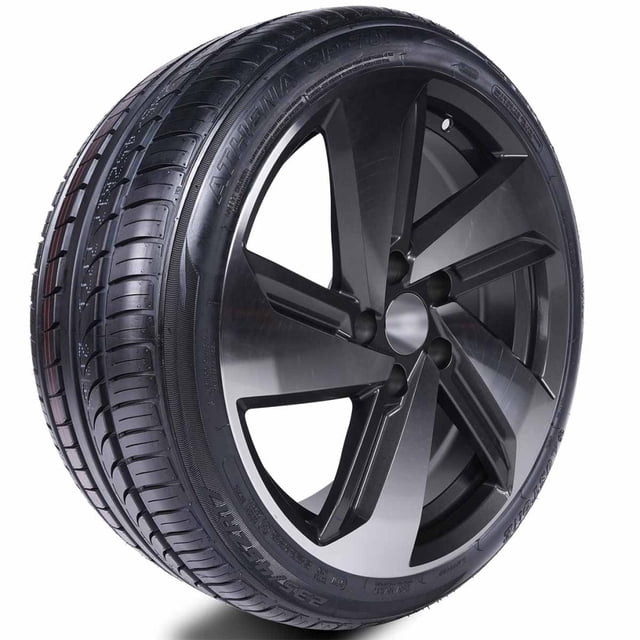 llanta 235/55r17 99h austone sp-303, vista 3/4 frontal de neumático negro para SUV y 4x4 con diseño asimétrico; cuatro surcos circunferenciales anchos y ranuras para dispersión de agua, patrón de paso múltiple que reduce ruido y banda de rodamiento optimizada para altas velocidades; montada en rin de cinco radios oscuro. Adecuada también como neumático de reemplazo para uso en viajes largos por carretera.