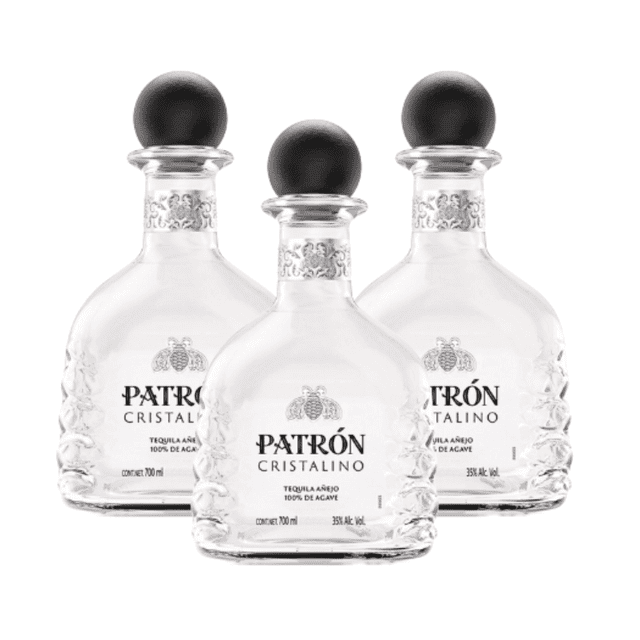 paquete tequila patrón cristalino 700ml x3 paquete de tres botellas Patrón Cristalino 700 ml, vista frontal centrada de botellas de vidrio transparente con tapa esférica negra, etiqueta impresa 'PATRÓN CRISTALINO' y relieve decorativo en la base; presentación indicada para regalo o eventos, también suele usarse en barras caseras durante reuniones.