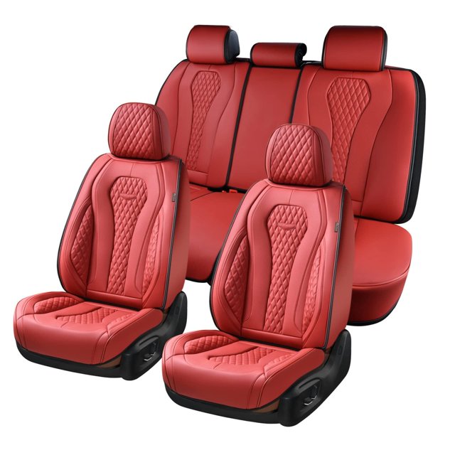 juego completo de fundas para asientos de coche coverado, de piel roja, impermeables Coverado en vista 3/4 con fundas delanteras y traseras y cabezales. Piel napa sintética roja con paneles centrales acolchados en rombo, costuras visibles y bordes negros; cojines con relleno de espuma de alta densidad. Recortes para cinturón y bolsa de aire; acabado que repele líquidos según el título; ajuste universal para la mayoría de vehículos. Suele usarse también para renovar el interior del auto durante viajes.