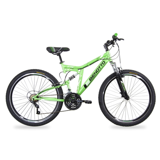 bicicleta benotto montaña sniper r27.5 21v. hombre ds frenos "v" acero verde/negro talla:un vista lateral centrada de bicicleta de montaña Benotto verde y negra, cuadro de acero con suspensión trasera visible y horquilla delantera, ruedas 27.5 con neumáticos de tacos, transmisión 21 velocidades con desviador trasero y triple plato, frenos en V visibles, sillín y puños negros con acentos verdes; fondo blanco neutro. Suele usarse también para entrenamiento y recorridos recreativos.