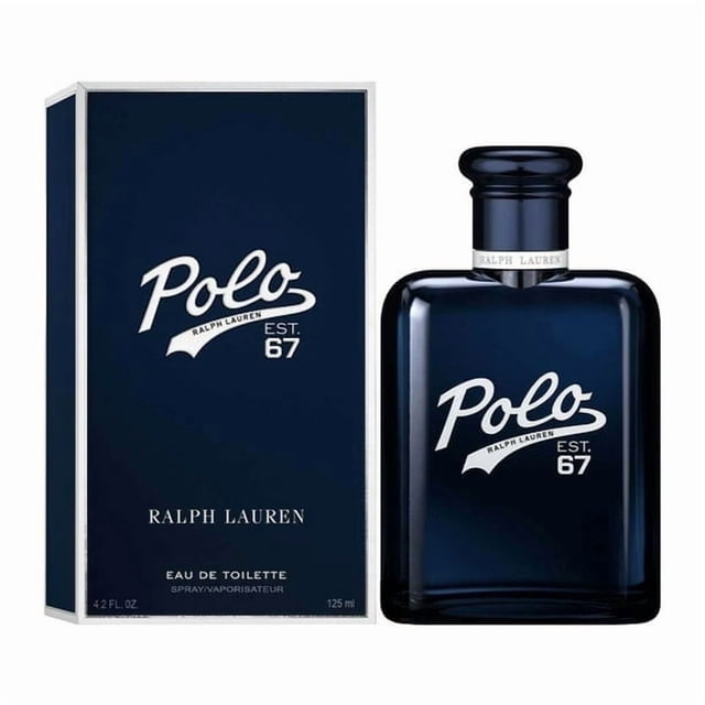 polo 67 agua de tocador 125 ml hombre Botella azul oscuro rectangular con tapón redondeado y texto blanco 'Polo EST. 67' junto a caja azul marino con logo. Notas: salida de piña y limón (lima ácida); corazón de salvia y enebro de Virginia; fondo de vetiver y pachulí. Fragancia amaderada aromática de Ralph Lauren.