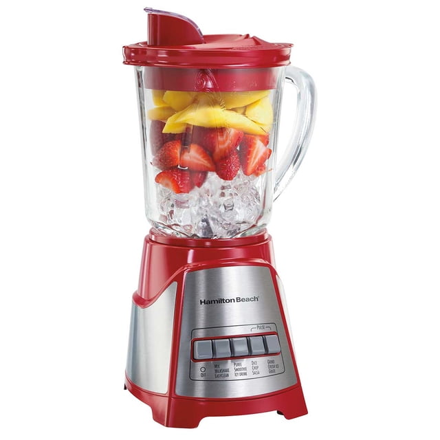 hamilton beach licuadora power elite 58147 Licuadora roja, vista frontal centrada con base metalizada y jarra de vidrio resistente al calor de 1.2 litros; contiene frutas y hielo, tapa roja con dosificador, panel con botones para 2 velocidades y pulso y cuchillas de acero inoxidable removibles. Ideal para salsas, licuados y triturar hielo; suele usarse también para preparar cremas rápidas.