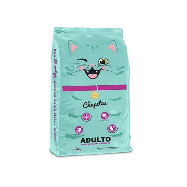 croquetas para gato chapetes premium gato 15 kg saco turquesa frontal con ilustración de gato guiñando, collar morado con medallón, marca Chapetes y texto ADULTO, íconos de nutrientes visibles; empaque de pie sobre fondo blanco.