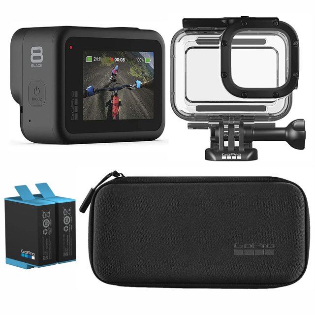 cámara gopro hero8 negra con 2 baterías recargables y funda Vista 3/4 frontal que muestra la GoPro HERO8 negra con pantalla trasera encendida, carcasa protectora transparente con montaje, dos baterías recargables y funda rígida negra. Silueta compacta y botones laterales visibles; adecuada como videocámara deportiva y a menudo usada para grabar POV en actividades al aire libre.