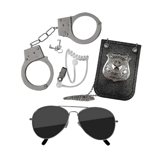 juego de accesorios de disfraz de policía de juguete cuticat simulación de policía Conjunto visto en plano cenital: esposas plateadas con cadena y llaves, silbato metálico con cable en espiral, funda negra con placa oficial plateada y cadena, y gafas de sol aviador negras; adecuado para accesorios para disfraces, juegos de rol educativos y fiestas temáticas.