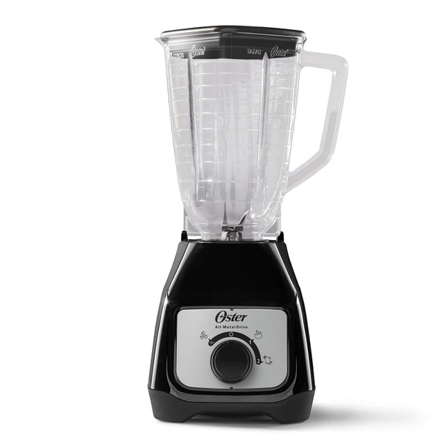 oster® licuadora con vaso de plástico y control de perilla blstkapbrd vista frontal centrada; base negra con placa frontal y perilla de dos posiciones (baja/alta y pulso), logo Oster, vaso plástico transparente de 1.25 litros con tapa negra y copa medidora, cuchilla trituradora de hielo visible en el fondo. Suele usarse para preparar sopas, jugos, salsas y bebidas con hielo.