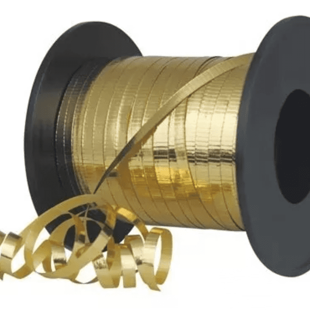 liston rulin curly curling metalico colores deco 100m dorado Bobina 3/4 frontal con listón metálico dorado de 100 m, textura reflectante acanalada visible y tiras rizadas en primer plano, ideal para decoración de fiestas y manualidades.
