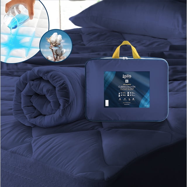 cubrecolchón laila suave cubrecolchon antiacaros cloud sleep individual azul. Vista frontal centrada de un cubrecolchón acolchado azul individual extendido y enrollado junto a su funda de transporte azul con asa amarilla y etiqueta Laila Comfort; se destaca plumón alternativo de microfibra y gráfico que indica repelente al polvo y a los líquidos. Ideal para añadir una capa extra de suavidad hipoalergénica; a menudo usado como capa protectora extra en camas de huéspedes.