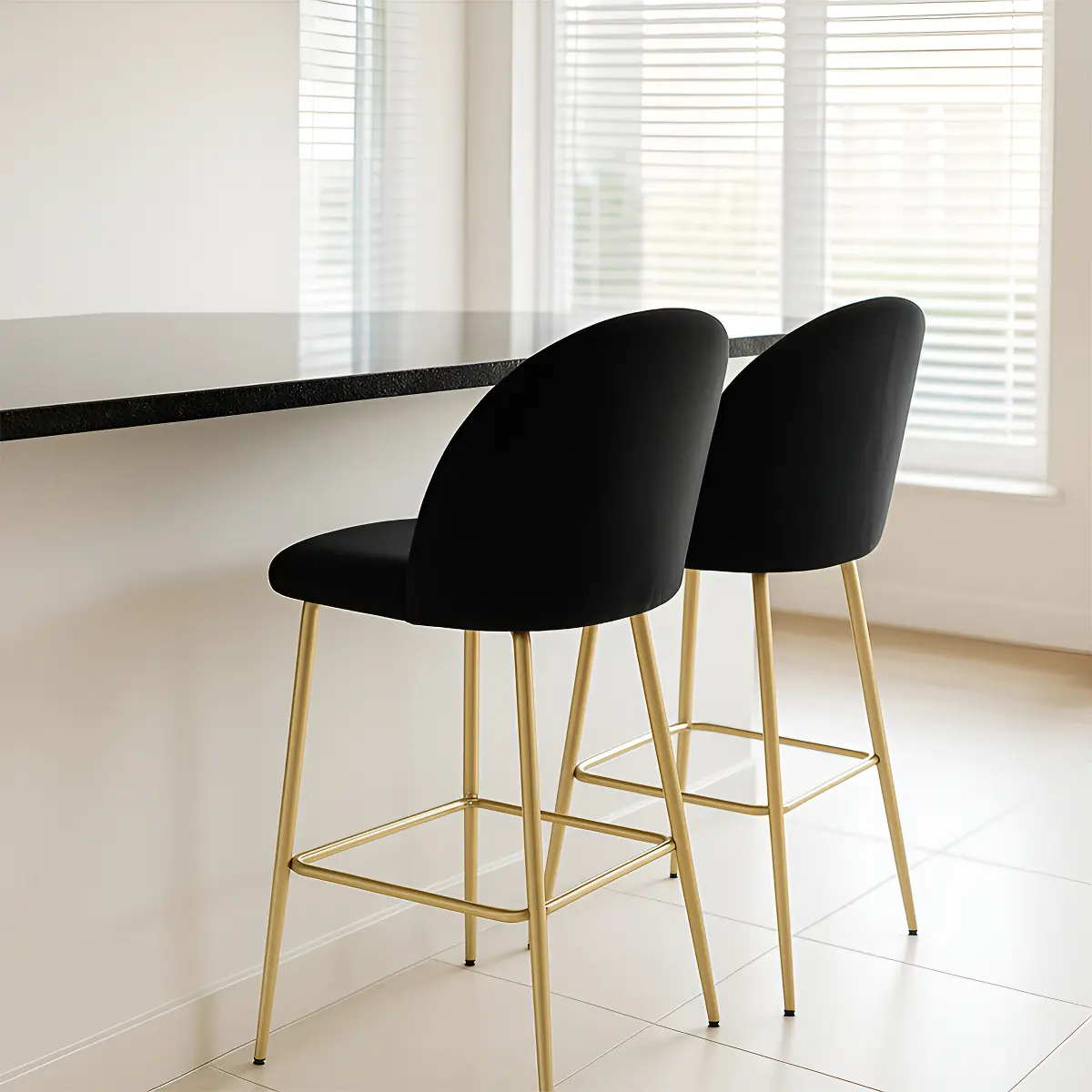Silla Alta Terciopelo Negro con Patas Doradas - Bancos para Barra Moderno y Elegante Sillaa Altas para Cocina, Bar y Comedor Set de 2 piezas