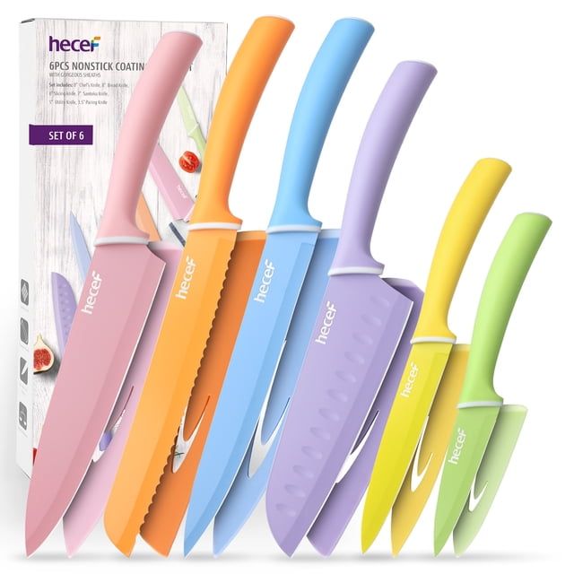 juego de cuchillos de cocina hecef de 6 piezas acero inoxidable con revestimiento colorido — Vista 3/4 frontal de seis cuchillos multicolor; set esencial con chef, santoku, pan, trinchante, multiusos y pelador, hojas de acero inoxidable con recubrimiento alimentario LFGB antiadherente y mangos ergonómicos en PP+TPR; se aprecian fundas protectoras y caja de presentación; también apto para preparar tablas de aperitivos.