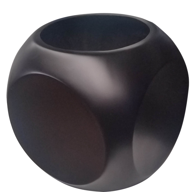 maceta de fiba de vidrio fibraformas modelo ball chico chocolate maceta esférica de fibra de vidrio color chocolate, 26 cm de alto y 26 cm de diámetro con base de 21 cm. Vista frontal 3/4 que muestra acabado liso y relieves circulares; ideal para interiores y exteriores. También adecuada como contenedor decorativo para suculentas.