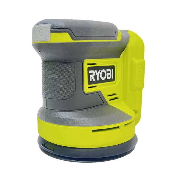 lijadora random orbit one+ 5 de 18 v de ryobi, inalámbrica, con recogida de polvo, vista 3/4 frontal; lijadora orbital de 5" en gris y verde lima con logo RYOBI, base redonda de lijado, zonas de agarre texturizadas, interruptor basculante con membrana de goma y puerto para mangueras de 1-1/4" y 1-7/8" para aspiración integrada; también usada como lijadora compacta para trabajos de detalle.