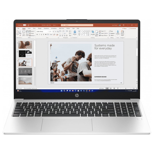 laptop hp 255 g10 amd ryzen 3, 32gb ram, 1tb ssd windows 11 home 15.6 full hd teclado retroiluminado español plateado vista frontal centrada con pantalla encendida mostrando una presentación; teclado en español retroiluminado visible, touchpad amplio y chasis plateado mate, pantalla 15.6" Full HD con barra de tareas de Windows 11. Suele usarse como equipo portátil para trabajo y presentaciones.