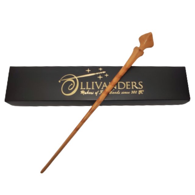 varita magica para magos harry potter de resina con nucleo metálico sólido de metal con caja ollivanders dumbledore hermione sauco cosplay disfraz accesorio modelo a escoger — Vista frontal centrada de una varita de resina color café de 30–37 cm apoyada sobre una caja Ollivanders negra con logo y detalles dorados. Mango esculpido con remates geométricos, veteado y textura visibles en el cuerpo de la varita. Apta como accesorio de cosplay y para exhibición de coleccionistas.
