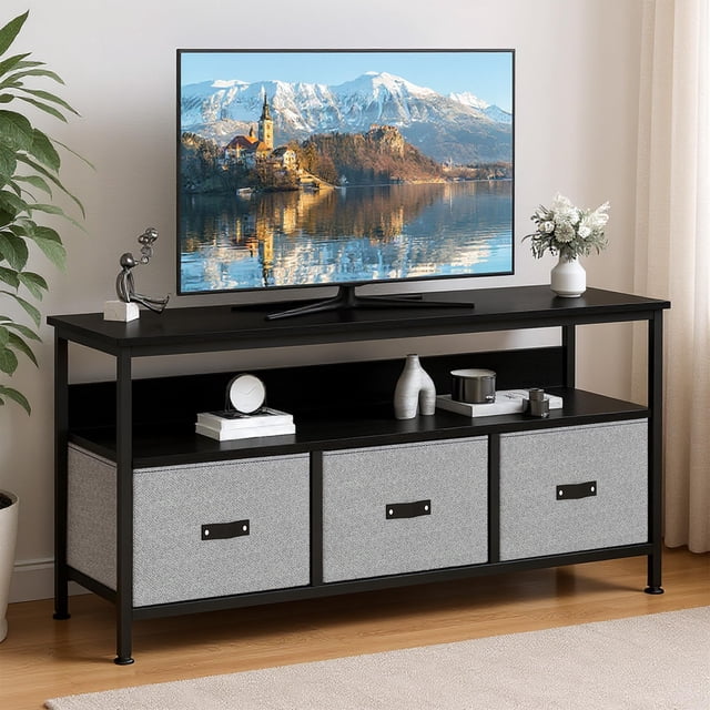 yeshouse soporte de tv con 3 cajones de tela, armario de TV para hasta 55 pulgadas con estructura metálica negra y tres cajones de tela estampada negra; vista frontal centrada de centro de entretenimiento con estante abierto superior y estante intermedio para decodificadores, encimera larga con televisor y objetos decorativos, base con patas ajustables y espacio de gestión de cables; ideal para sala de estar, dormitorio o recibidor.