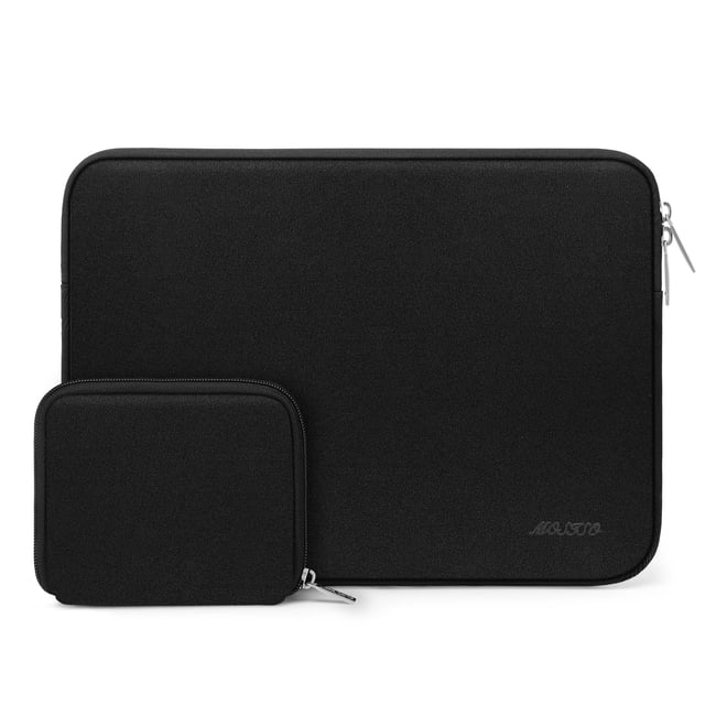 funda para portátil mosiso de 16 pulgadas para macbook pro de 16 pulgadas negra, vista frontal centrada de funda de neopreno delgada con cremalleras plateadas y logo MOSISO; incluye pequeña bolsa a juego con cremallera para mouse y auriculares, borde acolchado visible que indica espuma y forro de tela polar, superficie lisa texturizada sobre fondo blanco. A menudo usada también como funda compacta para guardar tableta y accesorios en viajes.