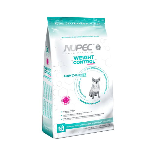 alimento para perro nupec weight control razas pequeñas 2kg Bolsa frontal en vista 3/4, fondo blanco y detalles turquesa, texto 'Weight Control' y 'Low Calories', foto de un perro Chihuahua pequeño al centro e indicación 'Con L-carnitina' para control de peso; a menudo se usa para dietas de mantenimiento de peso en razas pequeñas.