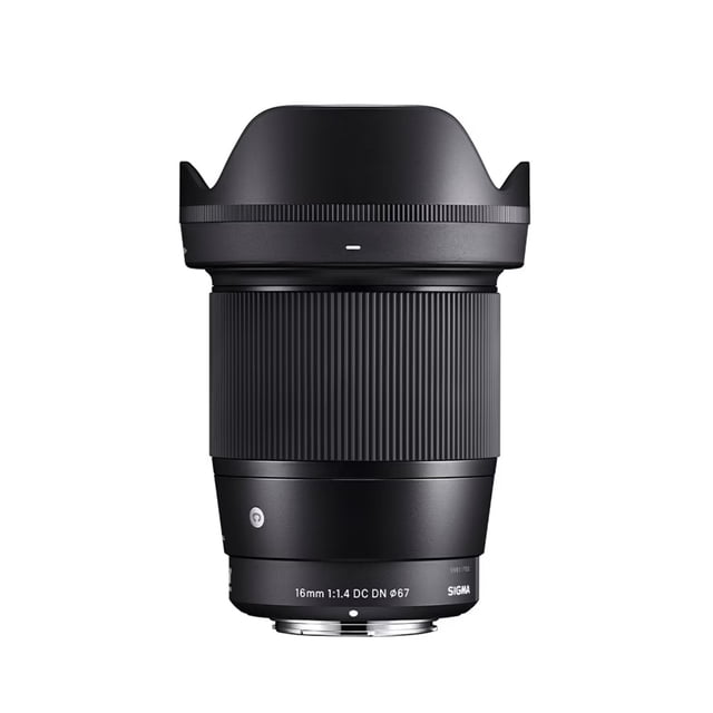 lente sigma 16mm f1.4 dc dn (c) -rf objetivo gran angular fijo negro para montura RF-S, vista frontal centrada con parasol; cuerpo metálico compacto, anillo de enfoque estriado y texto '16mm 1:1.4 DC DN ø67' en el barril. Rendimiento destacado en poca luz y bokeh cremoso; también suele usarse para tomas macro cercanas gracias a su distancia mínima de enfoque.