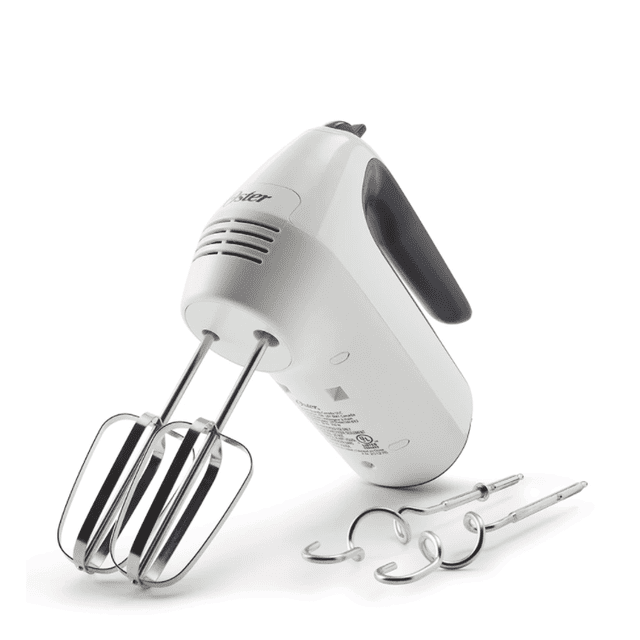 batidora manual 6vel 250w blanco oster, batidora de mano blanca con mango ergonómico gris, dos varillas batidoras y dos ganchos amasadores colocados sobre fondo blanco; vista 3/4 frontal que muestra control de velocidad y logotipo Oster; adecuada para batir claras, cremas y como accesorio para repostería casera.