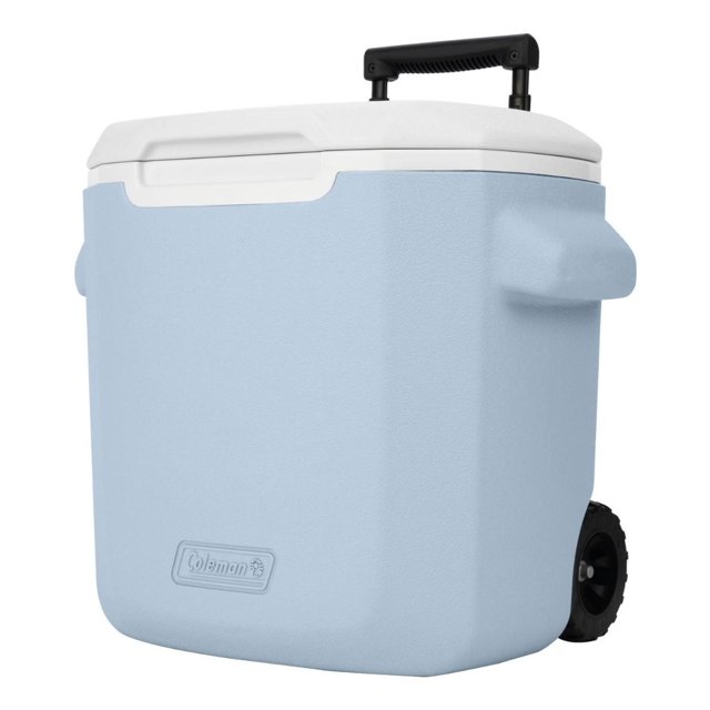hielera coleman con ruedas asa retractil 28qt para 19 latas azul 1 vista 3/4 frontal de hielera Coleman azul con tapa blanca, asa retráctil negra elevada, ruedas en el costado derecho y logo en relieve; textura antideslizante exterior, manijas laterales y medidas aproximadas 41x50 cm. Su tamaño la hace adecuada también para transportar bebidas en excursiones y eventos.