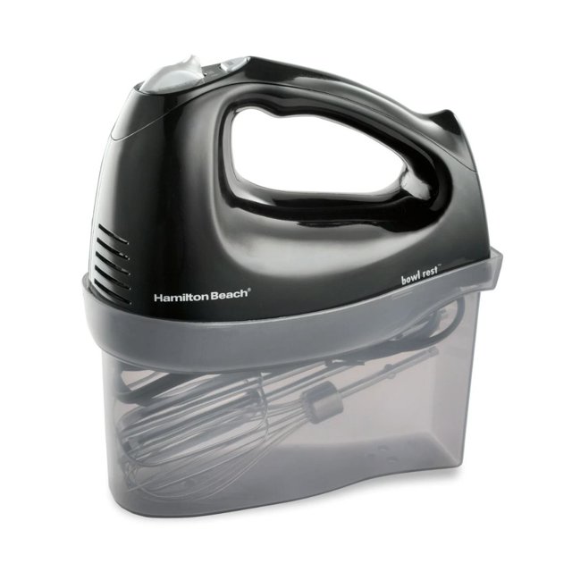 batidora de mano hamilton beach con estuche a presión 6 velocidades, 250w (reacondicionado) Reacondicionado — batidora manual compacta negra en vista lateral con mango abierto y controles en la parte superior; marca 'Hamilton Beach' y la leyenda 'bowl rest' visibles en el costado. Incluye estuche transparente oscuro que almacena batidor de alambre y ganchos para masa; 6 velocidades y botón QuickBurst™ mencionados en la ficha técnica. Adecuada para mezclar cremas, batidos y masas ligeras, y ideal para porciones pequeñas y viajes cortos.