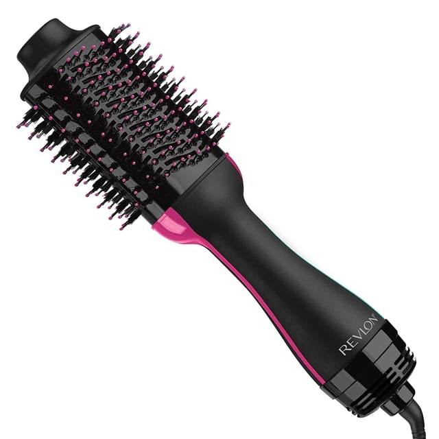 secador de pelo y cepillo de aire caliente revlon one-step volumizer 1.0, cepillo- secador negro con detalles fucsia y mango ergonómico, cabezal rectangular de cerdas mixtas de 2.8 pulgadas, ventilación en la base y cable giratorio; vista 3/4, diseñado para secado y peinado rápido con volumen y acabado tipo salón; también suele usarse para dar cuerpo a extensiones o prótesis capilares durante el peinado.