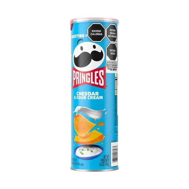 papas pringles cheddar sour cream 158 g Lata frontal alta con logo Pringles y fondo azul; ilustración de papas apiladas con toque de crema blanca y tazón de crema agria con cebollín, etiquetas de advertencia nutricional y peso neto 158 g visibles, ideal para compartir en reuniones; suele usarse para acompañar botanas en fiestas o reuniones informales.