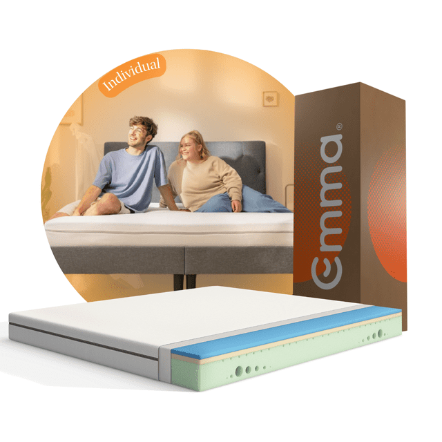 colchón individual emma comfort plus | memory foam | anti movimiento colchón individual 100x190 cm con sección cortada que revela capa Visco Memory Foam azul, espuma Airgocell verde claro con poros y base HRX gris con cortes en 7 zonas; 18 cm de altura, limita transferencia de movimiento; fondo con pareja sentada en cama y caja con logo Emma; adecuado también para cuartos pequeños o habitaciones de invitados.