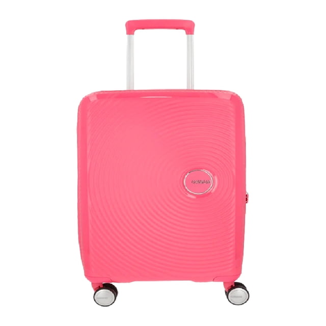 maleta american tourister carry on rosa curio spinner 55/20 Hot Pink 40 L maleta de cabina, vista frontal centrada con asa telescópica extendida; carcasa rígida de polipropileno con patrón de círculos concéntricos, placa con logo American Tourister, candado TSA integrado en el lateral y sistema spinner de 8 ruedas; ideal también para viajes de fin de semana.