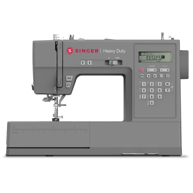 máquina de coser singer heavy duty 6700c computarizada vista frontal 3/4; carcasa gris con logo SINGER, pantalla LCD con indicadores, teclado numérico, palanca de selección de puntada y área de aguja con portabobinas visible; marco metálico y diseño para coser tejidos gruesos; adecuada para 411 aplicaciones de puntada y ojales en un paso, también suele usarse para proyectos de mezclilla o acolchado.