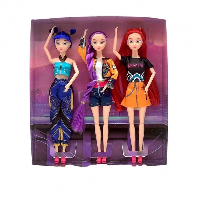 k-pop demon hunter girl group dolls lumimirazoe 11" vinyl figures (3-pack) Set de tres figuras de vinil de 11"; Lumie con cabello morado trenzado y chaqueta naranja, Mira con cabello rojo largo y falda naranja con camiseta gráfica, y Zoe con cabello azul en moños y top turquesa con pantalón estampado, presentadas en empaque morado para exhibir en vitrinas como figuras de colección, también usadas a menudo como decoración de habitación.