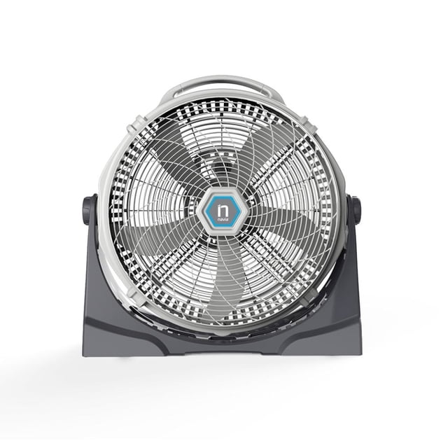 ventilador de piso vortex forza 20 navia gris, vista frontal centrada de ventilador axial con rejilla metálica circular y hélices de cinco palas; base compacta para uso en piso o pared, perillas laterales para ajustar la inclinación 360° y asa superior para transporte. Alta velocidad 2 en 1 con 3 velocidades y fácil de empotrar; a menudo usado también para mejorar ventilación de equipos electrónicos en talleres.